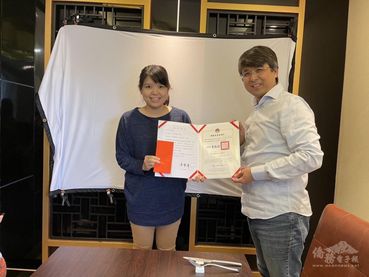 湯富鉅校長頒贈獎狀及獎金予古敏芬教師