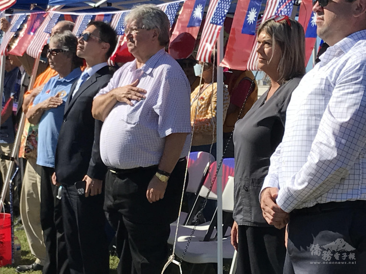 駐洛杉磯國防聯絡官代表處長與麗都市官員一起升旗