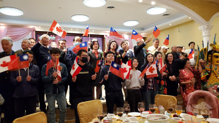 多倫多地區搭僑計劃活動留學生們於10月7日晚間參加安省中華總會在士嘉堡華麗宮餐廳舉辦的「多倫多全僑慶祝111年雙十國慶暨僑務委員會90周年慶餐會」中與餐會上臺與在場僑胞們合唱「愛拼才會贏」