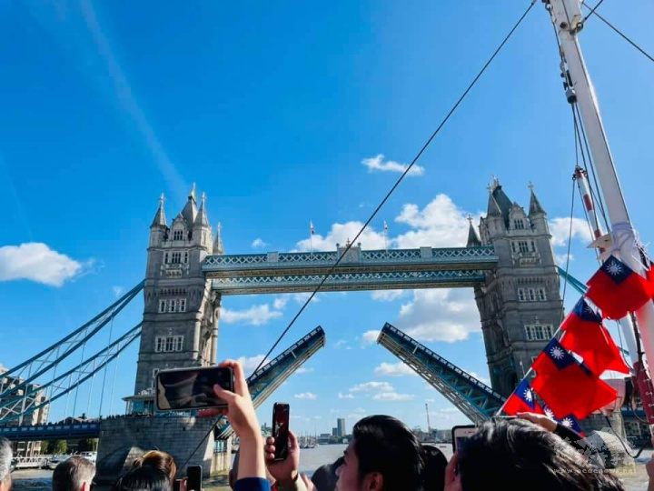 英國僑民租下船艇，讓臺灣國旗飄揚在倫敦泰唔士河的天空上，倫敦塔橋身為國慶船開啟，滿載300名僑胞，舉杯歡慶雙十國慶