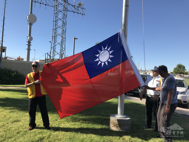 後備軍人補給主任George De Leon(中)與Robert Yee II(右)和朱其華(左)談升旗故事