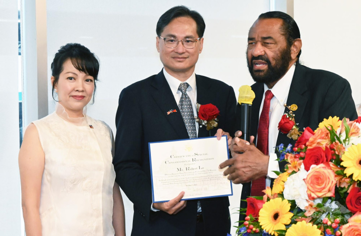 駐休士頓辦事處羅復文處長(中)與處長夫人李建慧(左)，接受聯邦眾議員Al Green(右)致贈賀狀