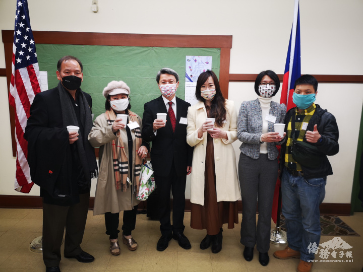 2022年林國楨（左二）參與大波特蘭地區僑界元旦慶祝茶會