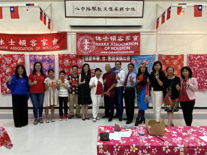 評審與得獎者大合照（左起：鍾依君、孫玉玟、陳恩潔、陳恩祈、劉志忠、王盈蓉、江麗君、邱添昌、馮啟豐、黃以法、林天娜、楊淑雅、李迎霞、黃依莉）