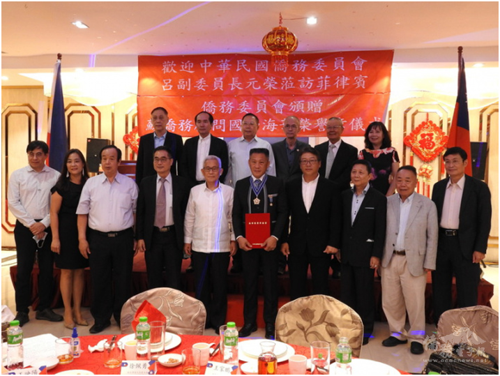 OCAC Adviser Su, Kuo-Fang (5th from right, front row) received the Hai-Hwa Honored Medal in the evening on June 26