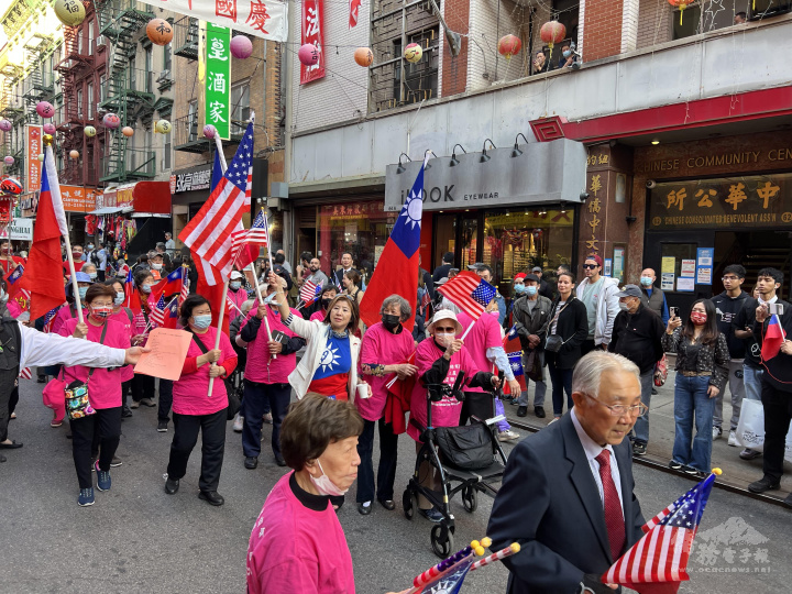 百歲人瑞走完遊行全程