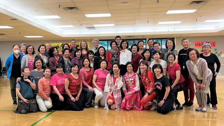 吳曉竹(中左)與社員們合影留念