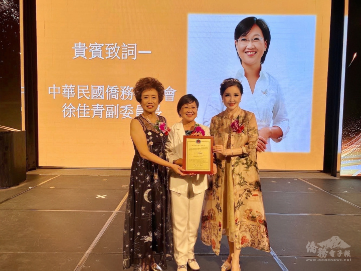 副委員長徐佳青(中)致贈林淑媛副總會長(右1)金質獎牌