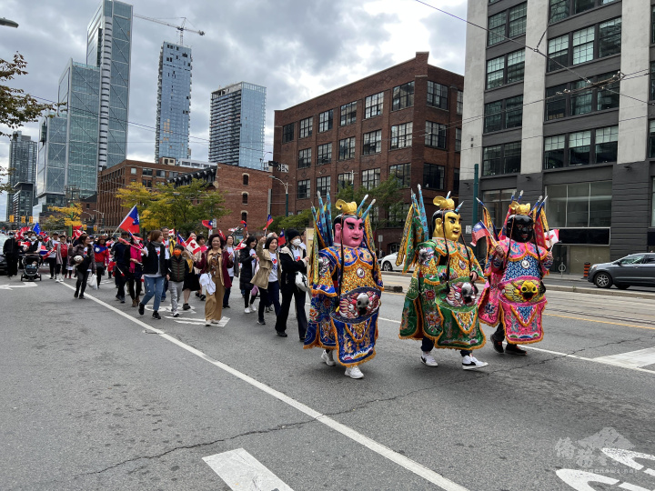三尊電音三太子參與多倫多全僑慶祝雙十國慶遊行，成為多倫多巿中心美麗吸睛的一景