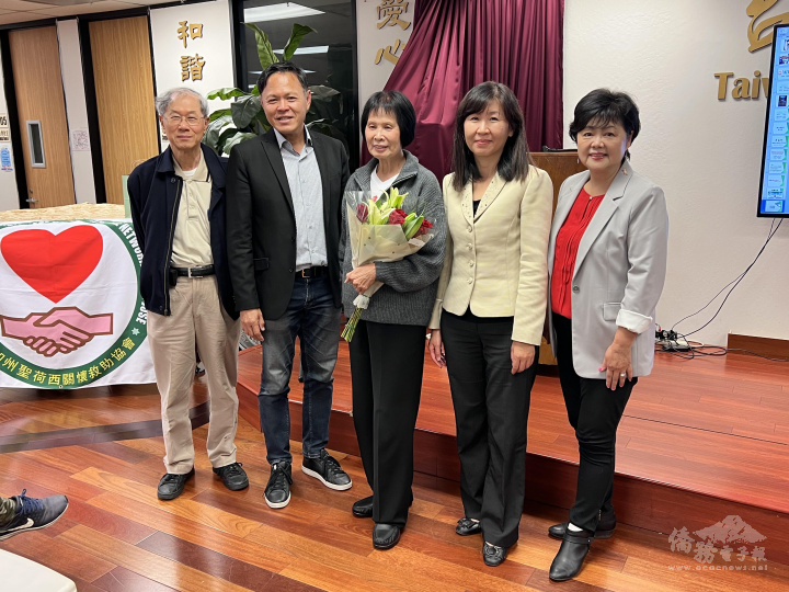 國策顧問紀政(中)、金山灣區文教中心主任莊雅淑(右二)與主辦協辦單位代表