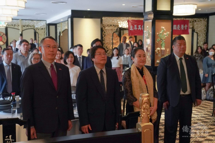 全體起立唱國歌。(左起) 代表黃至揚、全漢公司土耳其代表巫志堅、周如意僑務顧問、臺商會會長胡光中