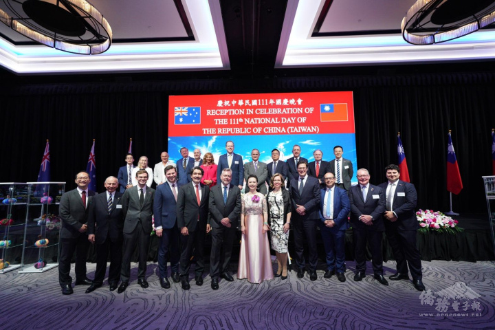 駐雪梨辦事處范惠君處長與出席雙十國慶酒會的州市朝野議員合照