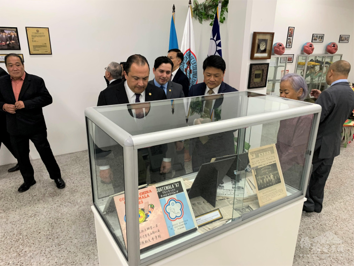 鄭力城、瓜國外交部長、文化部次長、國會議員及華僑總會陳會長與僑領參觀旅瓜華僑/華人歴史文物陳列館新展館