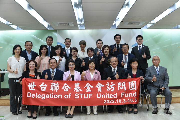 徐佳青副委員長(右4)接待林貴香副董事長(左3)一行16人