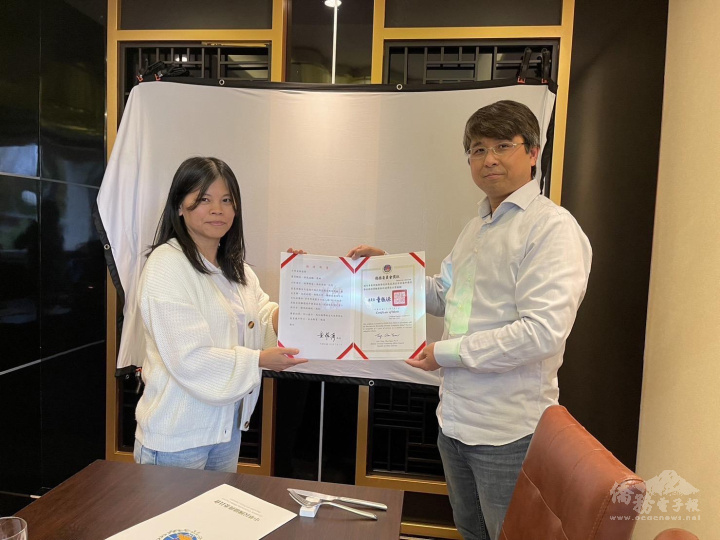 湯富鉅校長頒贈獎狀予趙月華教師