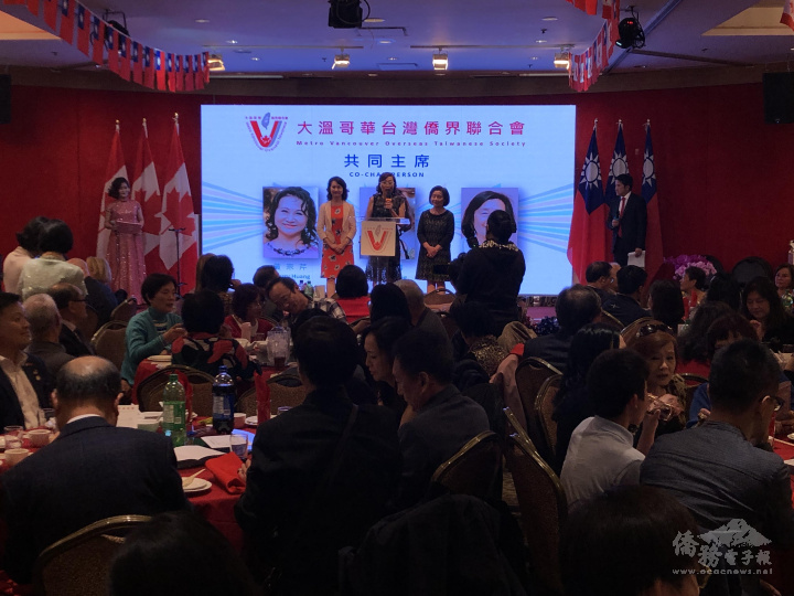 大溫哥華臺灣僑界聯合會共同主席王美琴(中)、謝明珠(右)及黃宗芹(左)感謝僑界支持