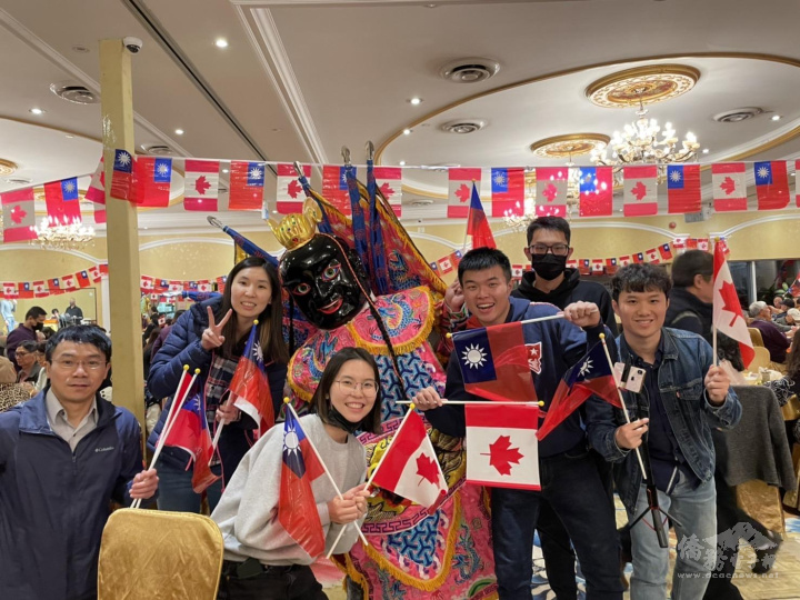  多倫多地區搭僑計劃活動留學生們於10月7日晚間參加安省中華總會在士嘉堡華麗宮餐廳舉辦的「多倫多全僑慶祝111年雙十國慶暨僑務委員會90周年慶餐會」中與餐會中的電音三太子開心合影