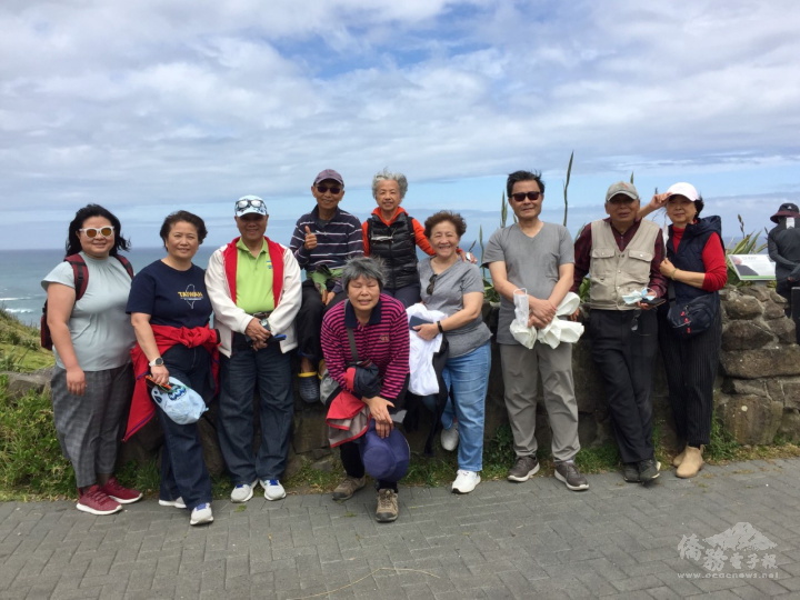 鄉親們在觀景臺合影
