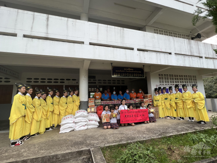 大同中學校友會會長段金龍率幹部捐助生活物資慰問母校師生