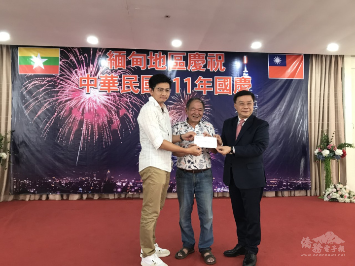 李大使(左)與華航緬甸分公司代表(右)致贈摸彩獲獎者臺北仰光來回機票