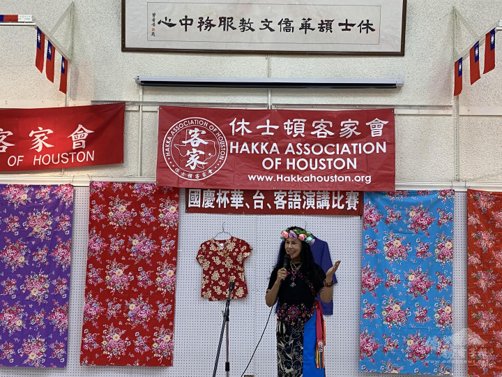 穿著阿美族服飾的林天娜以華臺語進行演說