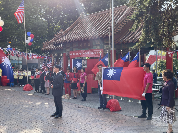 西雅圖僑務委員陳志賢領唱國歌