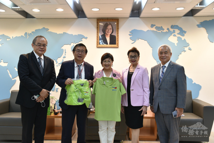 林副董事長致贈世台聯合基金會Taiwan Can Help 烏克蘭 T-Shirt