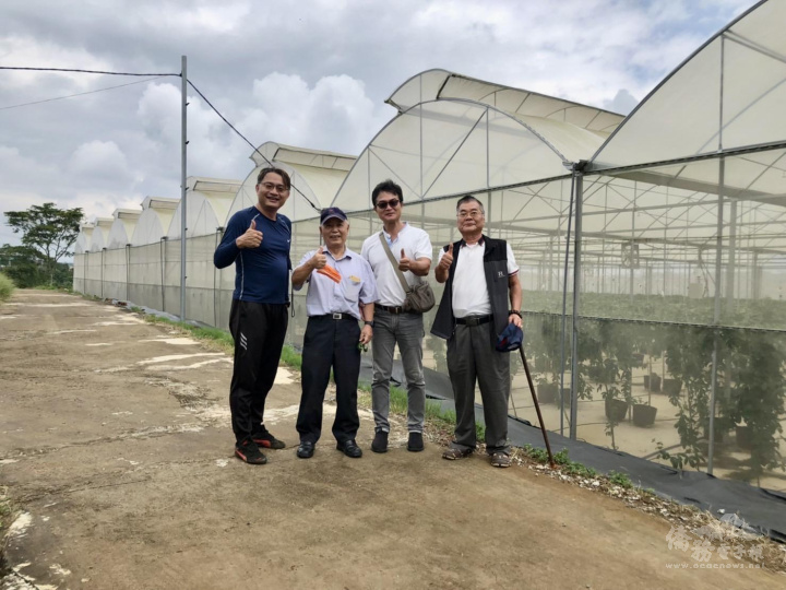 左一：寶詩農場總經理施傳寶、左二：張武男教授、右一：許榮村總經理、右二：周財億總經理