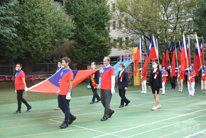 張君成(二排左一)、謝長廷(二排中央)、林均蓉(二排右一)帶領國旗隊進場