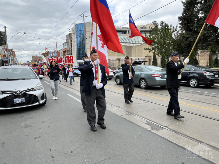 多倫多榮光聯誼會雄糾糾的旗隊掌旗帶領多倫多全僑慶祝雙十國慶遊行隊伍行經多倫多唐人街區