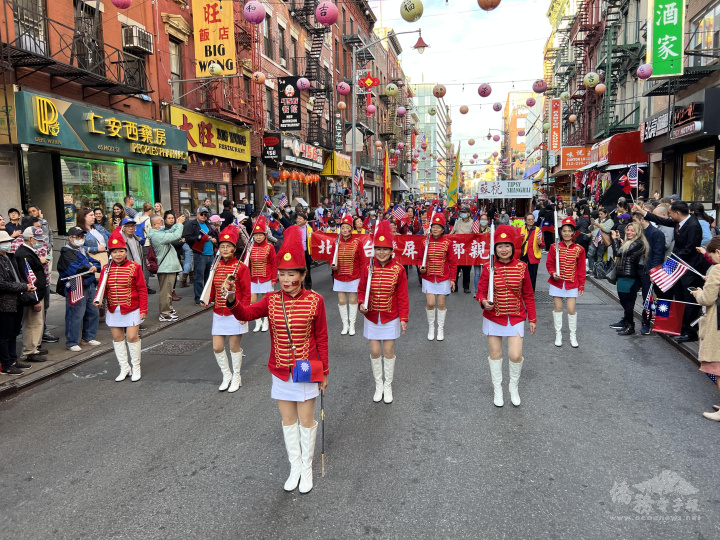 今年才成軍的僑界美華夢幻儀隊是第一次參與遊行