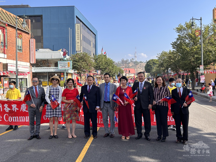 羅省中華會館「南加州全僑慶祝中華民國111年國慶」華埠遊行及升旗典禮活動中駐洛杉磯辦事處處長黃敏境夫婦率隊前行