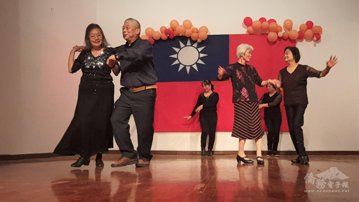 超過3百歲的松年舞團，一展現優雅、動感十足的社交舞，充分詮釋從容的老年生活理想