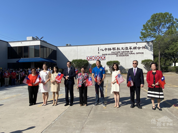 休士頓華僑文教服務中心前廣場舉辦國慶升旗典禮(左起:劉秀美、孫玉玟、羅復文伉儷、江麗君、吳元之、王盈蓉、張世勳、陳美芬)