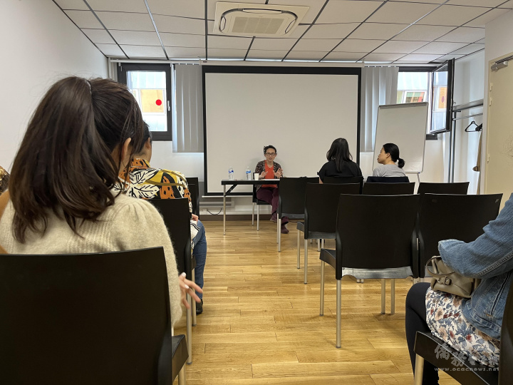 吳建芝醫師(中坐)演講法國職場面面觀