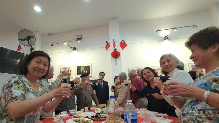 阿根廷臺灣僑民聯合會特以臺灣傳統辦桌方式宴請僑界先進長輩，以熟悉的方式和家鄉味，舉杯互相為彼此祝福重陽健康平安，讓大家感受到如同回家的溫暖