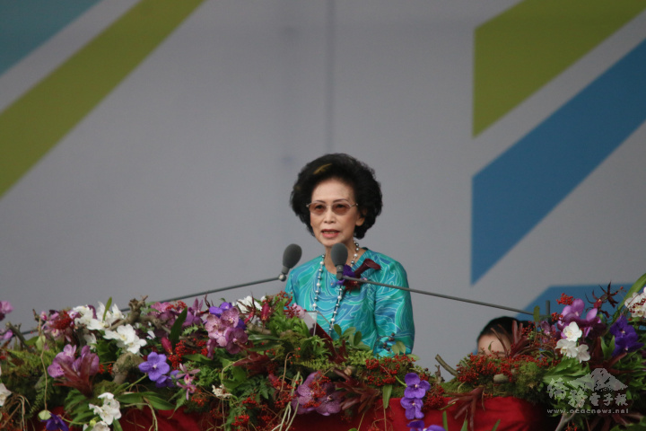 何素珍在國慶大會上代表僑胞致詞