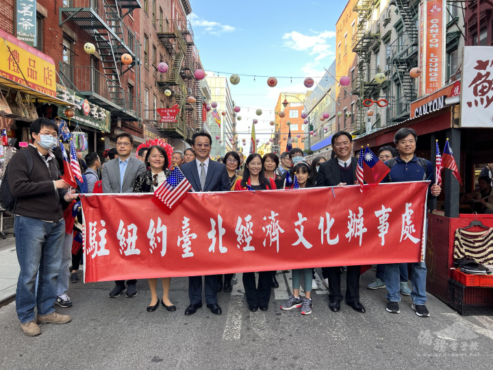 駐紐約辦事處員眷五十多人一起參與遊行