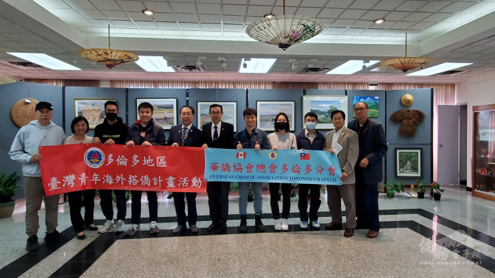 參與搭僑計劃活動的安省多倫多及倫敦地區留學生們於10月7日在多倫多文教中心與主任孫國祥（左6）主辦單位華僑協會總會多倫多分會會長金聲白僑務諮詢委員（左5）及該會前會長麥錦鴻僑務諮詢委員（右2）、陳符康僑務顧問（左1）及潘德章（右1）共同合影