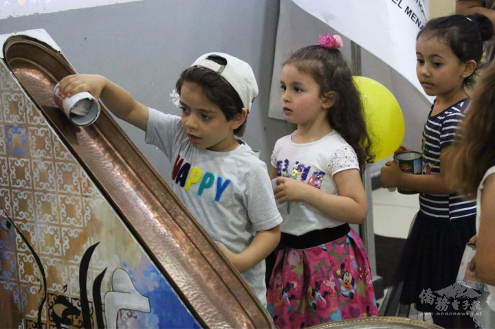 在臺灣發生臺東風災、花蓮地震，甚至是國際間的東非三國水災、烏克蘭戰爭時，師生們慷慨解囊，連平日需要補助的關懷戶也投竹筒貢獻一份心力