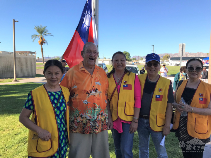 麗都市前市長Dr. Edward Paget(左二)與鳳凰城榮光會長王瑞瑾(中)副會長范憲文(右二)及詹美秀、蕭小惠