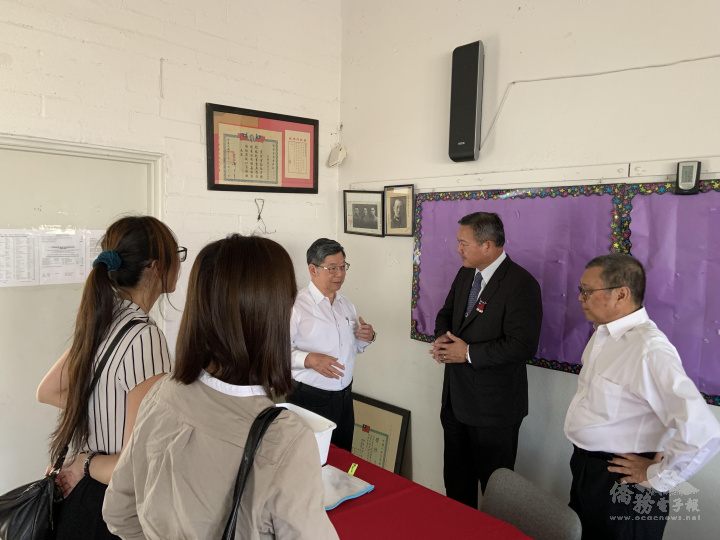 北架斐中華會館於舉辦會員大會及國慶聯歡晚會-陳敏永參訪中文學校，由該會館梁季熙、高肇麟共同主席接待