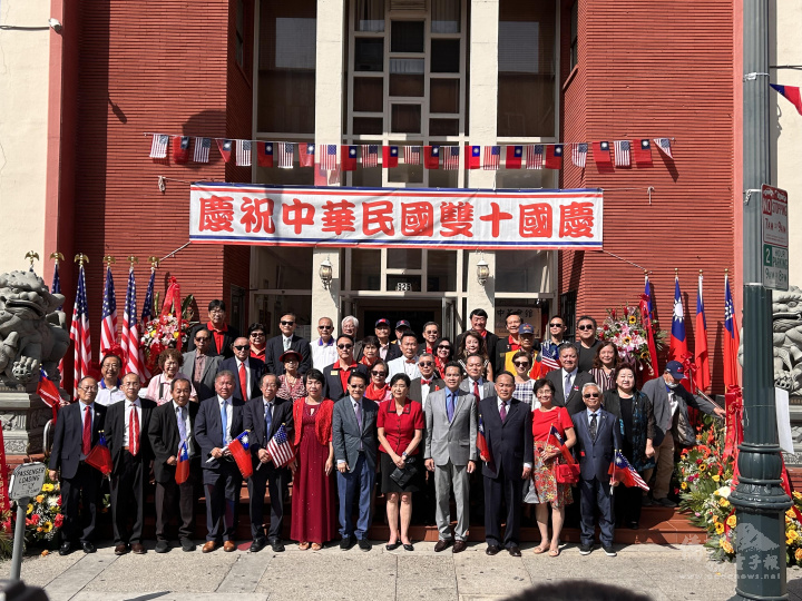 羅省中華會館「南加州全僑慶祝中華民國111年國慶」華埠遊行及升旗典禮出席貴賓合照