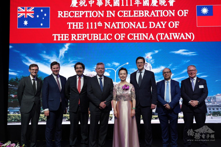 駐雪梨辦事處范惠君處長與出席雙十國慶酒會新州州議員合影