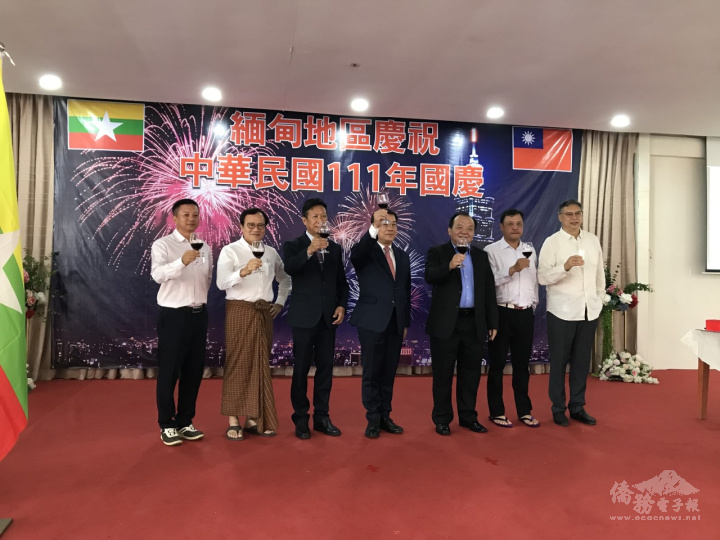 李朝成(中)與各商會代表向現場舉杯敬酒