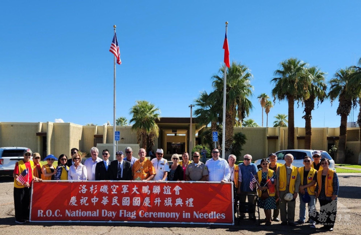 鳳凰城榮光會參加雙十國慶升旗典禮後與政府官員合照