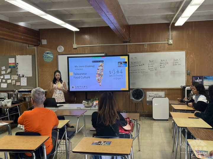 北橙中文學校榮德安老師介紹台灣文化與美食地瓜圓之由來