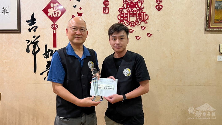 公使林易民頒發獎盃及獎金給冠軍得主謝鎮鴻