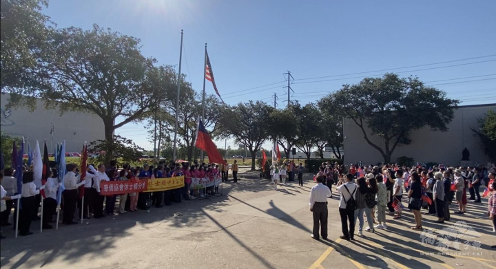 全場賓客注目著青天白日滿地紅國旗冉冉升起
