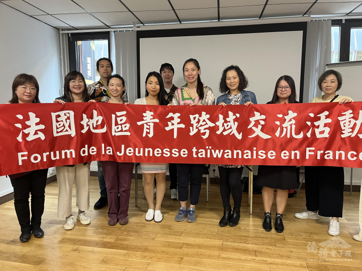 參與法國地區青年跨域交流活動的僑青與駐法國代表處僑務組組長劉素秋(左1)及吳建芝醫師(左3)合影